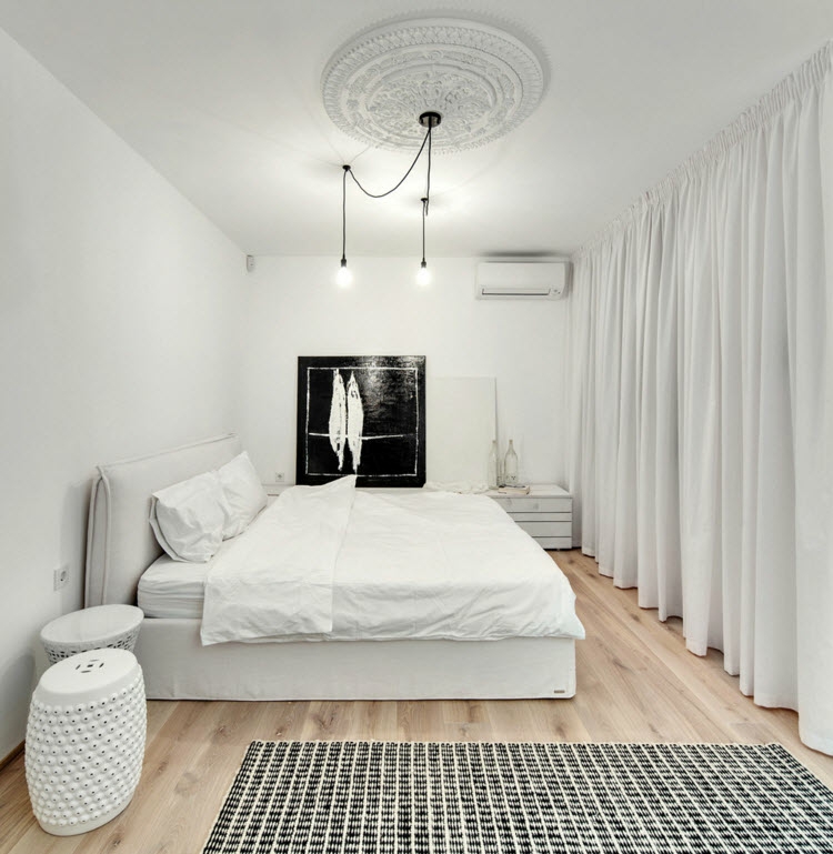 intérieur-blanc-plancher-bois-massif-tapis-tableau-abstrait-noir-blanc-chambre