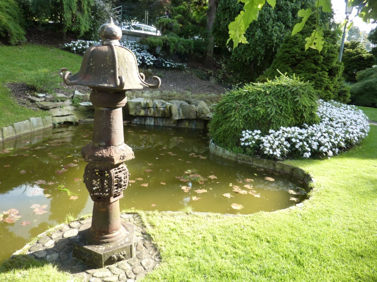 jardin-asiatique-esprit-japonais-bassin-eau-fleurs-blanches-accessoires-métal