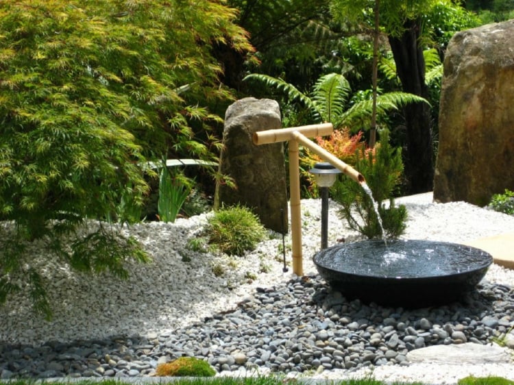 jardin-asiatique-fontaine-eau-galets-décoratifs-cailloux-gravier