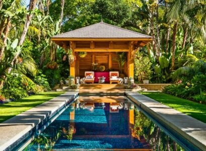 jardin-asiatique-piscine-extérieure-pavillon-bois-exotique-meubles-jardin