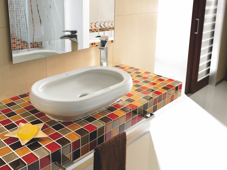 lavabo-salle-bain-design-plan-revêtu-mosaique-pâte-verre-coloré