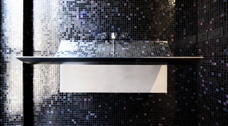 lavabo salle de bain SKIN-habillé-mosaique-noire-accents-bleus