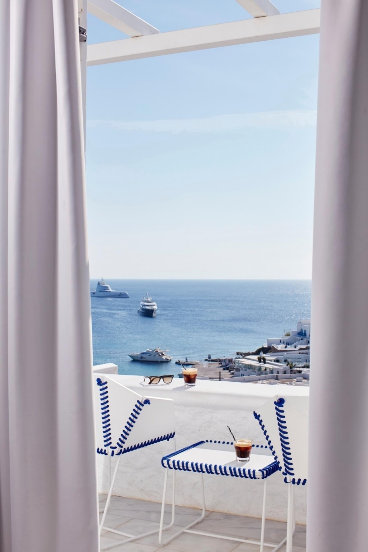mobilier-luxe-balcon-meubles-design-bleu-blanc-vue-mer