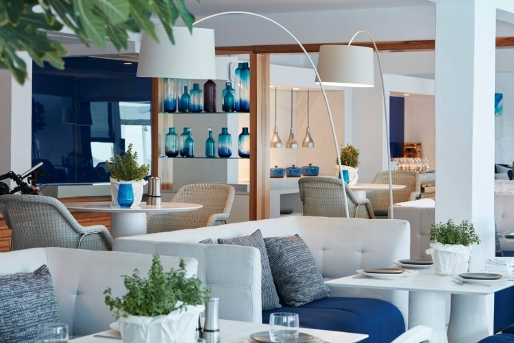mobilier-luxe-canapé-cuir-capitonné-lampadaire-coussins-décoratifs-table