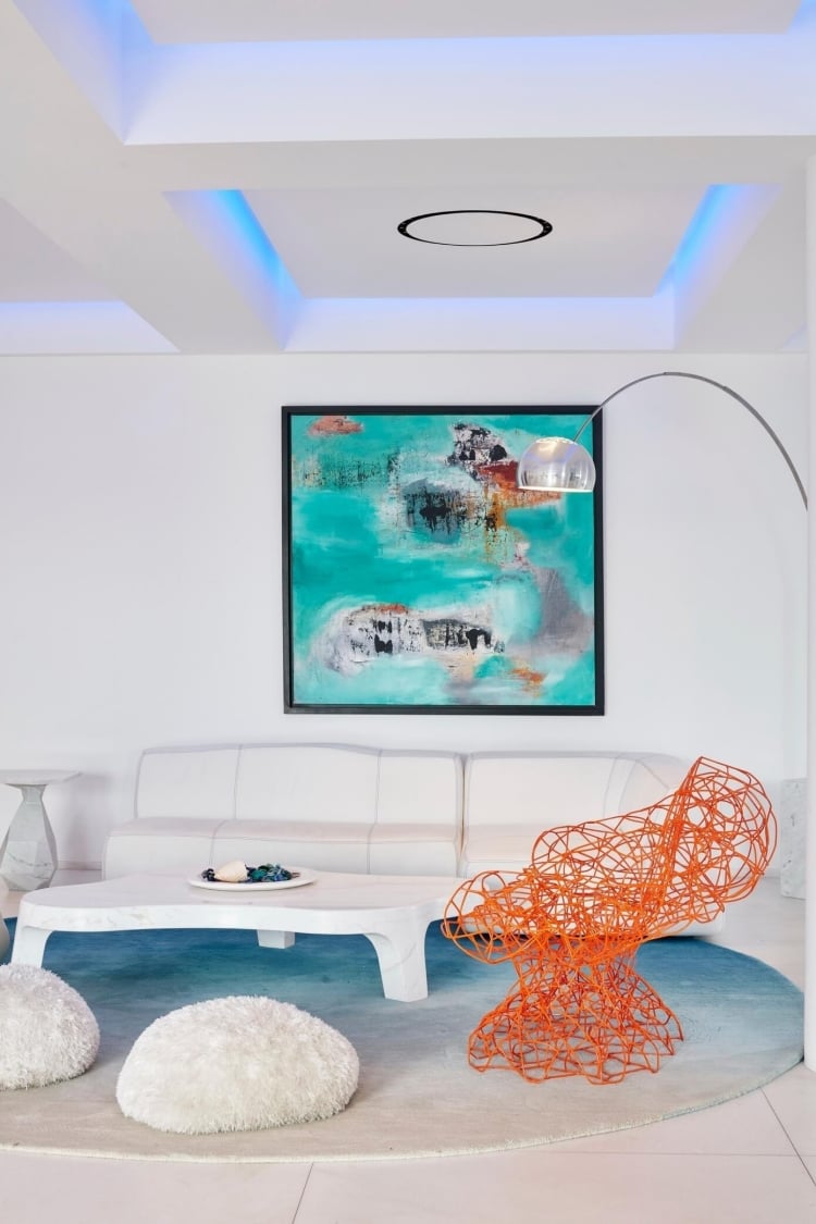 mobilier-luxe-canapé-design-table-basse-tableau-abstrait-chaise-métal-orange