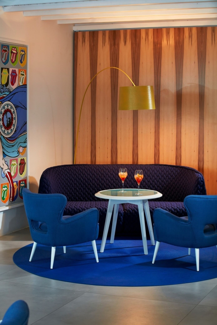mobilier-luxe-canapé-droit-violet-foncé-chaises-bleu-foncé-tables