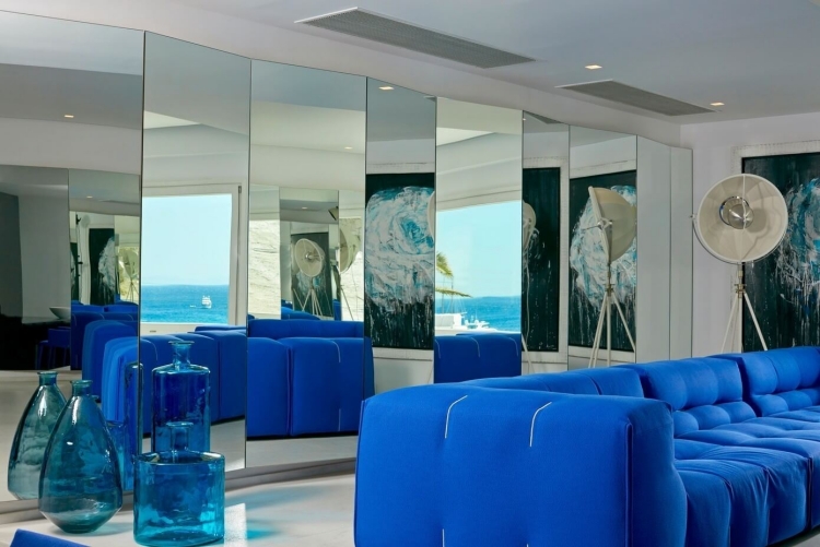 mobilier-luxe-canapé-tapissé-bleu-électrique-paravent-mur-plafond-moderne-spots-led
