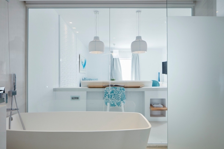 mobilier-luxe-chaise-design-bleu-baignoire-lampes-plafond