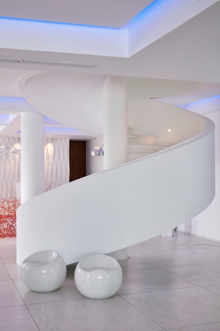 mobilier-luxe-escalier-colimaçon-blanc-tabourets-bas-design-carrealge-sol-assorti