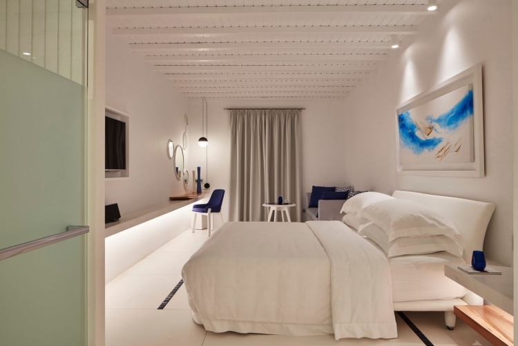 mobilier-luxe-faux-plafond-ambiance-tamisée-canapé-droit-chambre-coucher