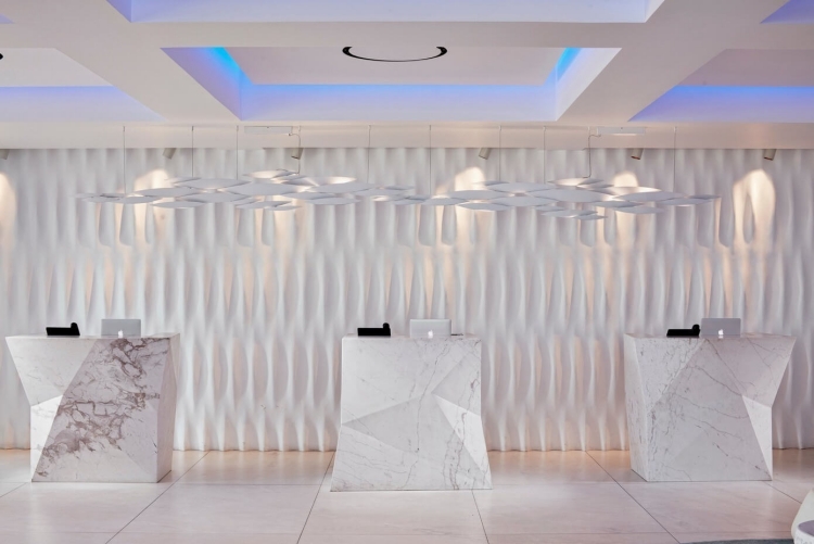 mobilier-luxe-hall-réception-faux-plafond-moderne-led-luminaires