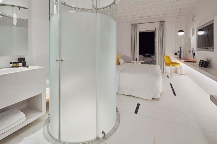 mobilier-luxe-lampadaire-métallique-meuble-lavabo-blanc