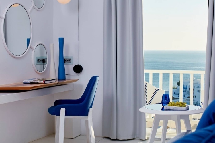 Mobilier de luxe en blanc et bleu de style méditerranéen ! Désign rideaux Bureau