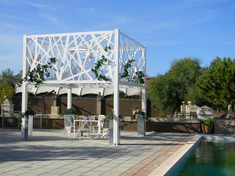 parasol-design-pergola-moderne-bois-blanc-piscine-rectangulaire