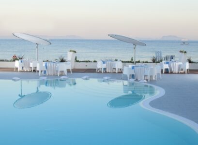 parasol-design-piscine-asymétrique-meubles-blanc-immaculé