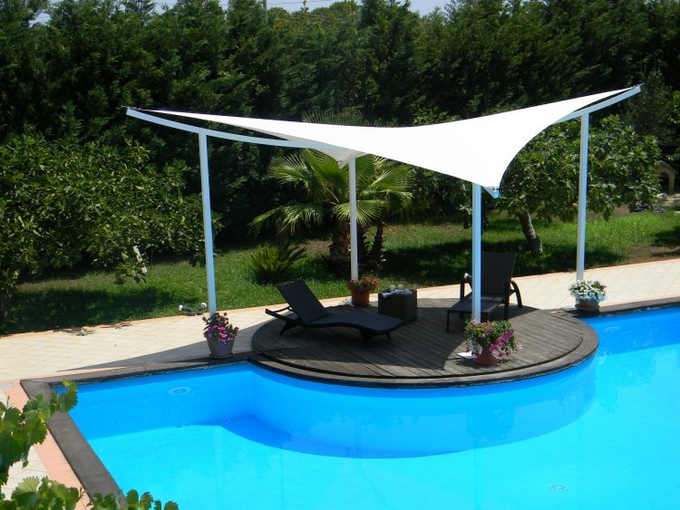 parasol design voile-ombrage-piscine-extérieure-chaises-longues-table