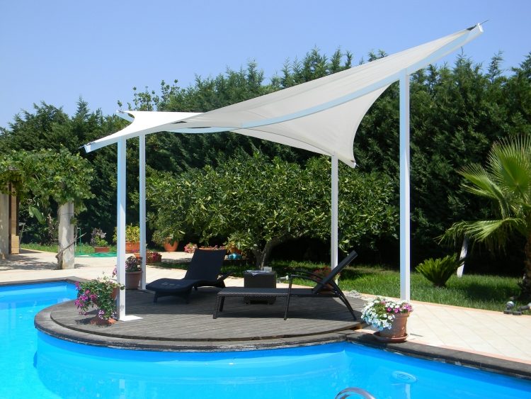 parasol design voile-ombrage-plage-bois-composite-chaises-longues-piscine
