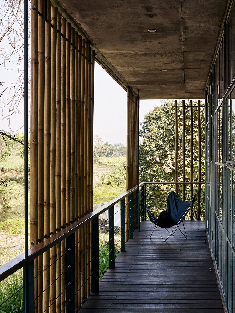 parement-pierre-chaise-design-brise-vue-bambou-terrasse