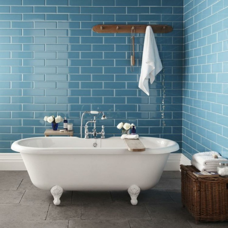 peinture-bleu-gris-alternatives-carrelage-métro-salle-bains-baignoire-sur-pieds