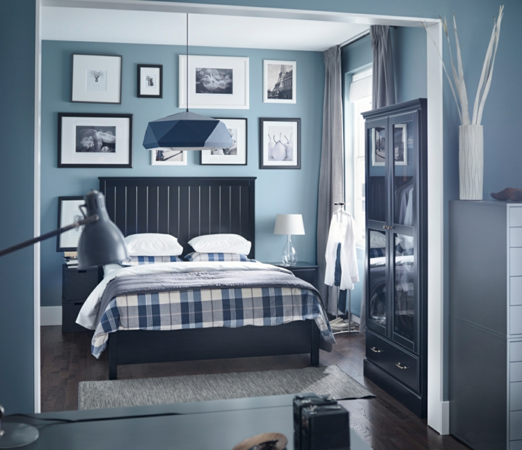 peinture bleu gris pastel-plusieurs-accents-blancs-chambre-coucher-adulte
