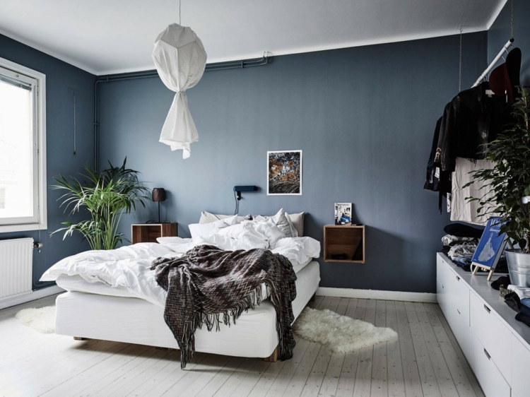 peinture bleu gris pigeon-lit-banc-plante-verte-chambre-coucher-adulte