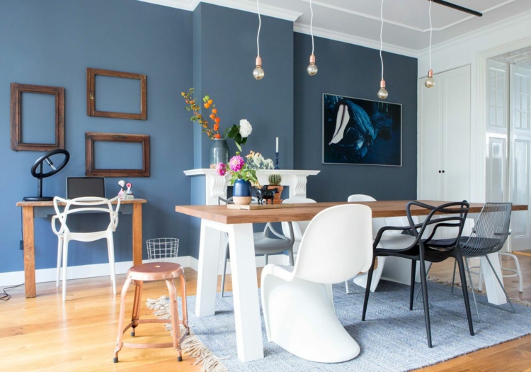 peinture bleu gris pigeon-salle-manger-éclectique-chaises-dépareillées