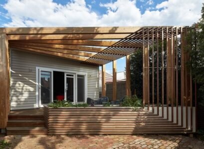 pergola terrasse -poutres-lamelles-bois-bac-fleurs-coin-lounge