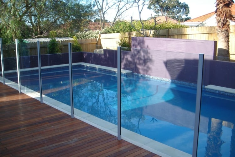 piscine-originale-brise-vue-verre-terrasse-bois-composite