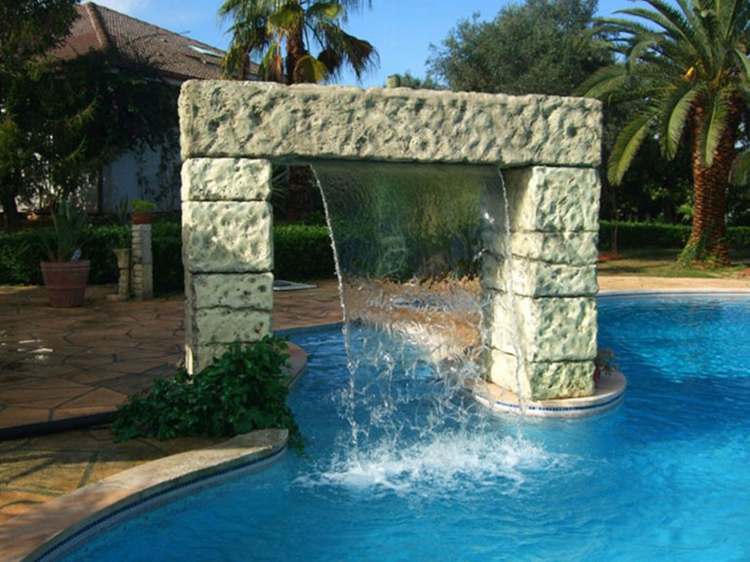 piscine-originale-cascade-terrasse-dalles-palmiers-géants