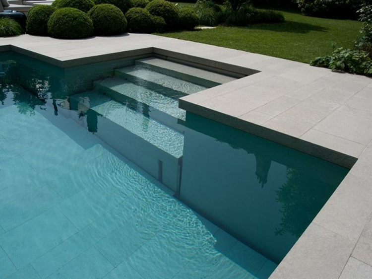 piscine-originale-minimaliste-dallage-buis-boules