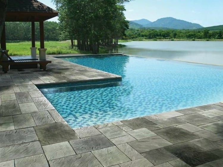piscine-originale-moderne-dallage-pierre-grise-pavillon