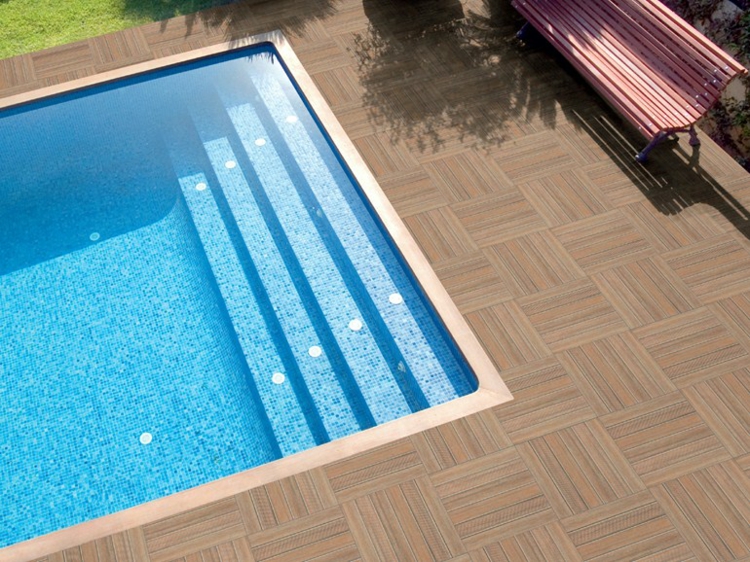 piscine-originale-plage-bois-composite-imtiation-parquet