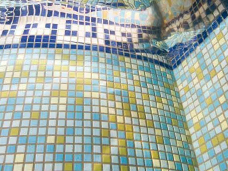 piscine-originale-revêtement-intérieur-mosaique-colorée