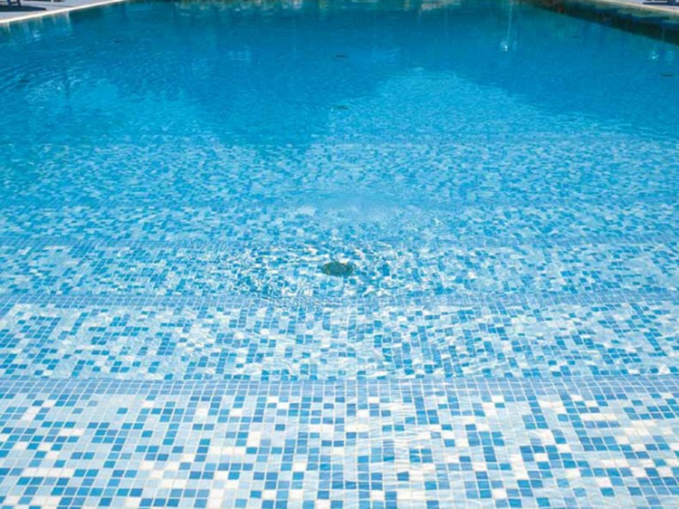 piscine-originale-revêtement-mosaique-blanc-bleu