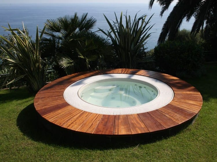 piscine-originale-ronde-revêtement-bois-vue