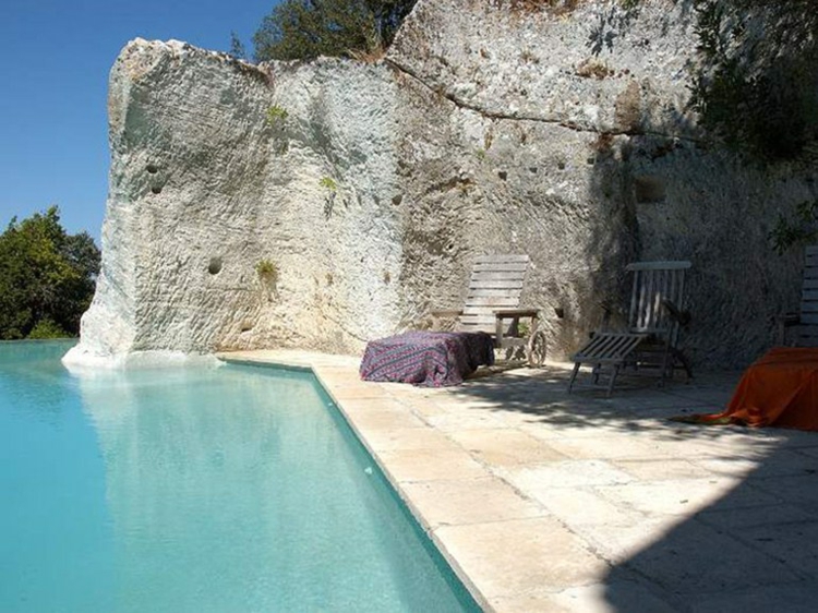 piscine originale terrasse-pierre-naturelle-chaises-bois