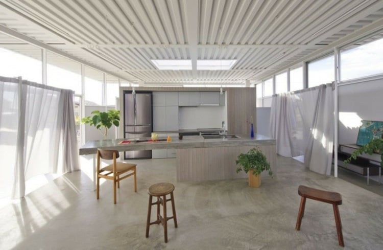 plan de travail béton ciré assorti-sol-armoires-grises-frigo-inox-cuisine-japonaise