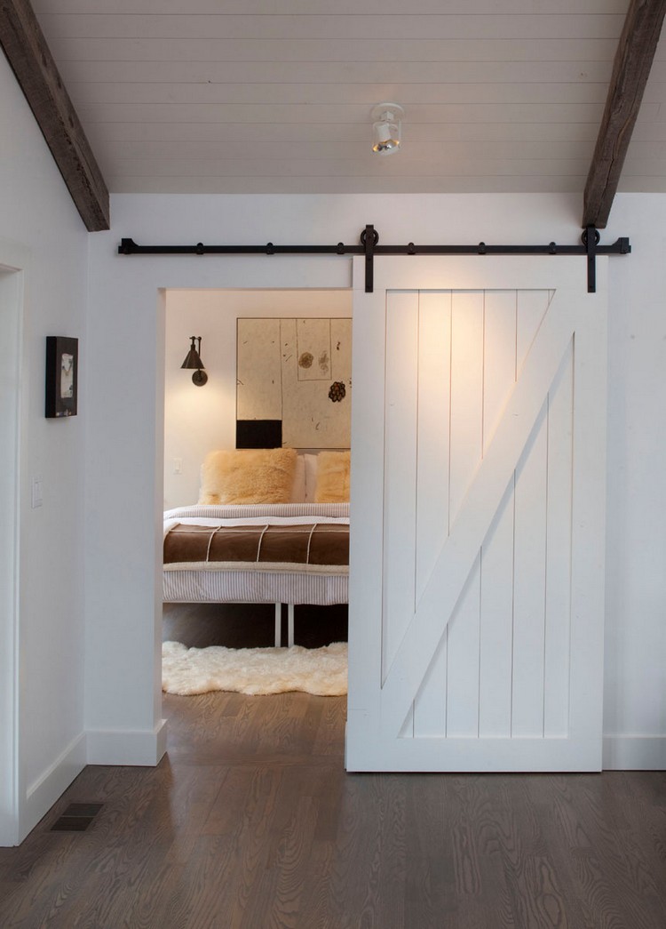 porte de grange coulissante -bois-blanc-rail-métal-noir-chambre-coucher