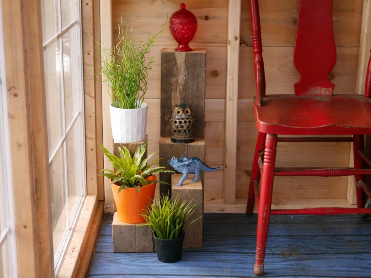 porte-plantes fait maison en bûches de bois massif et brut - un accent rustique à la maison porte plantes -bûches-bois-massif-brut-idée-rustique