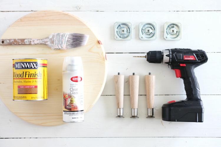 porte-plantes fait maison - le matériel nécessaire - une planche de bois ronde, trois pieds de meuble, de la peinture acrylique et une perceuse électrique porte plantes -diy-matériel-perceuse-planche-bois-ronde-pieds-meuble-bois-peinture-acrylique