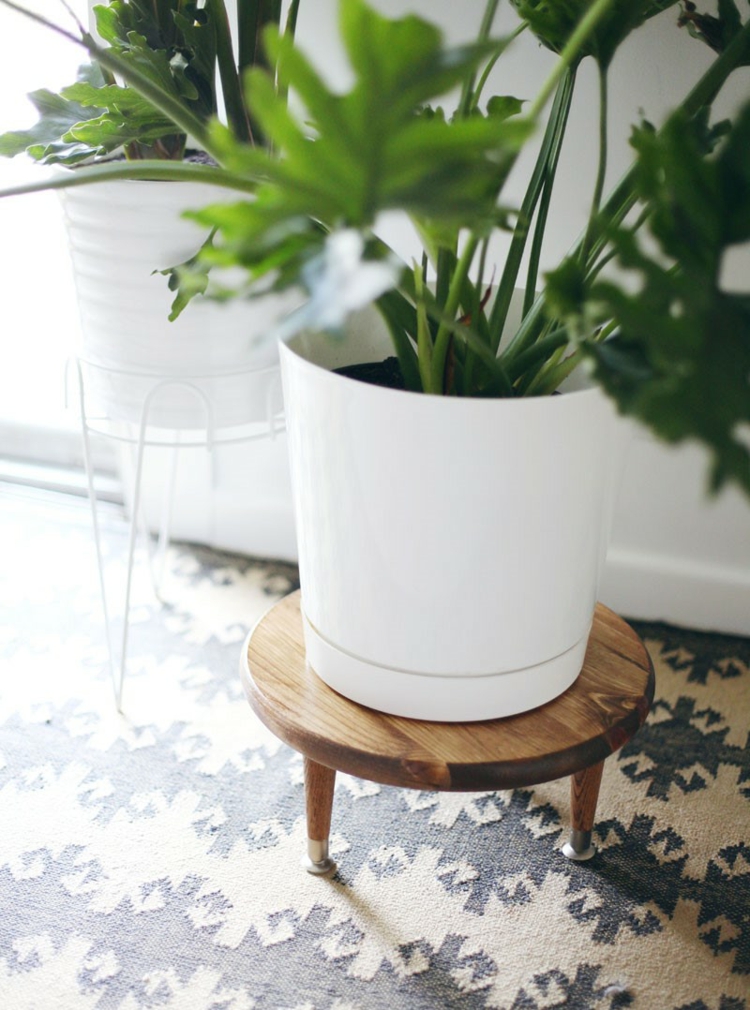 petit porte-plantes tripode à faire soi-même en bois massif laqué porte plantes -diy-tripode-planche-bois-ronde-laquée