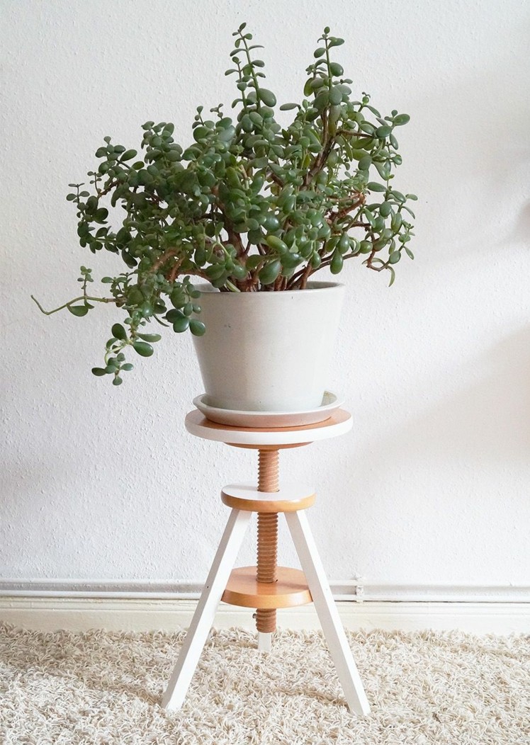 sellette porte-plantes à faire soi-même en vieux tabouret de bois porte plantes -sellette-tabouret-bois-idée-diy
