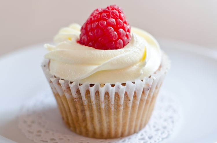 recette-cupcakes-végétaliens-vanille-citron-décoration-framboise