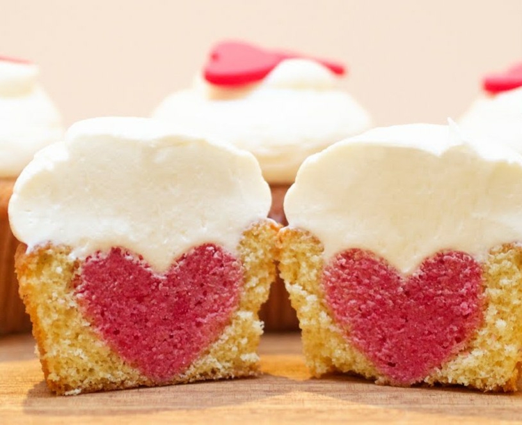recette de cupcakes végétaliens vanille-coeurs-roses-intérieur-surprise