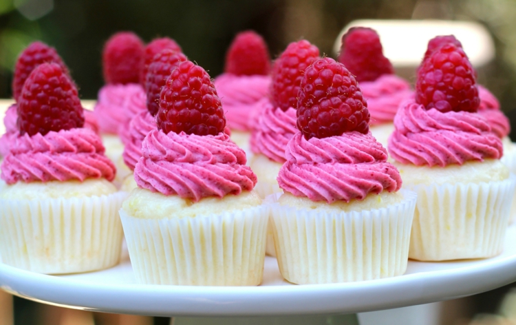 recette de cupcakes végétaliens vanille-faciles-décoration-framboises