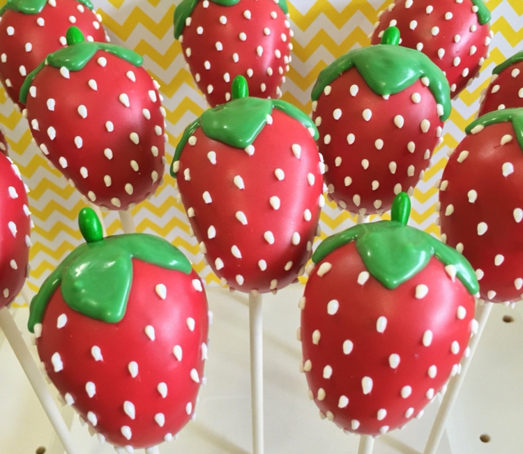 recette-pop-cake-forme-fraise-rouge-déco-perles-sucrées