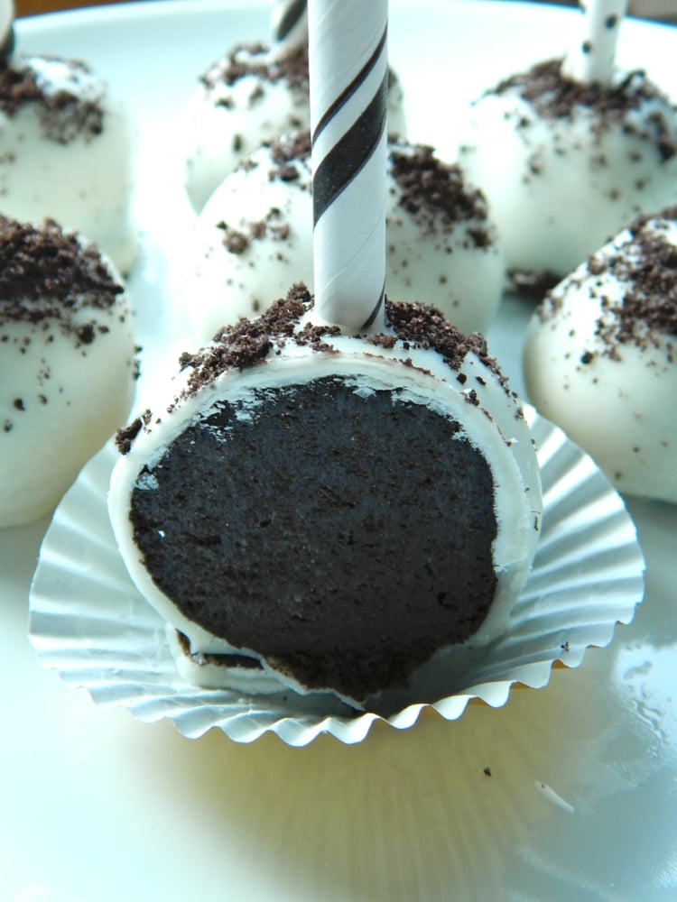 recette-pop-cake-oreo-chocolat-noir-glaçage-blanc-râpées