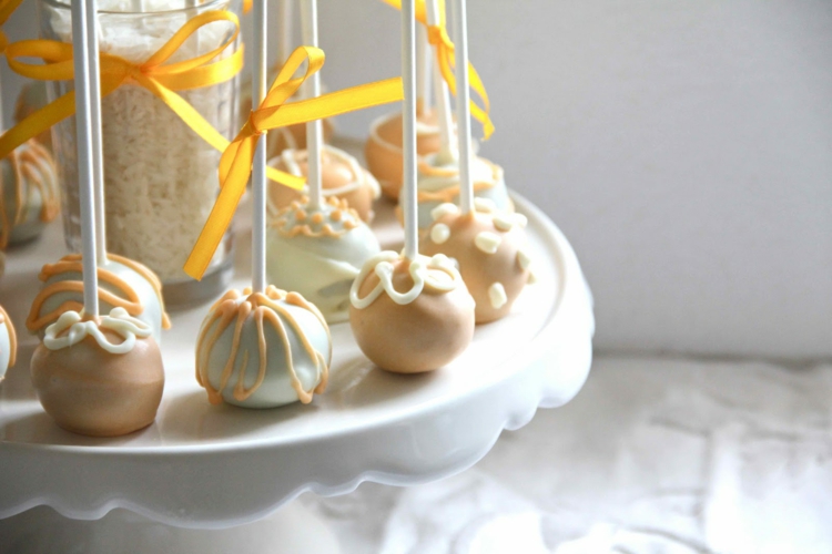 recette-pop-cake-originale-blanc-beige-décoration-assiette