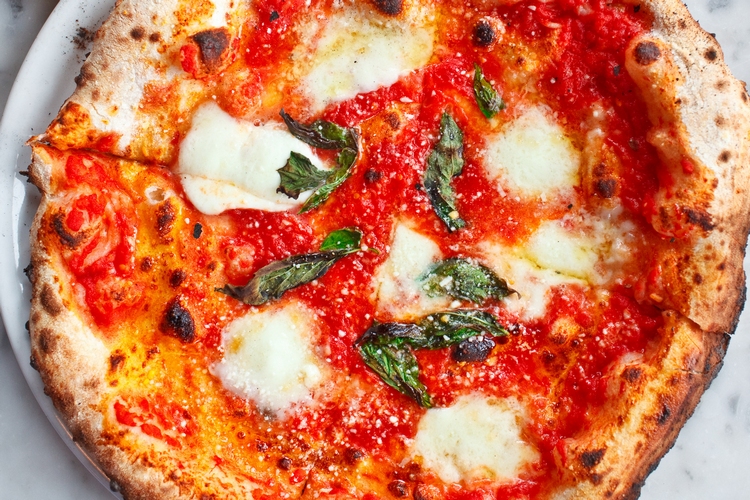 recette-pâte-pizza-italienne-façon-Margherita-pizza-napolitaine-classique