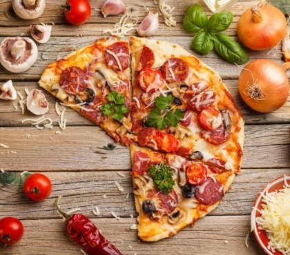 recette-pâte-pizza-italienne-fine-Pepperoni-salami-piquant-tomates-oignons